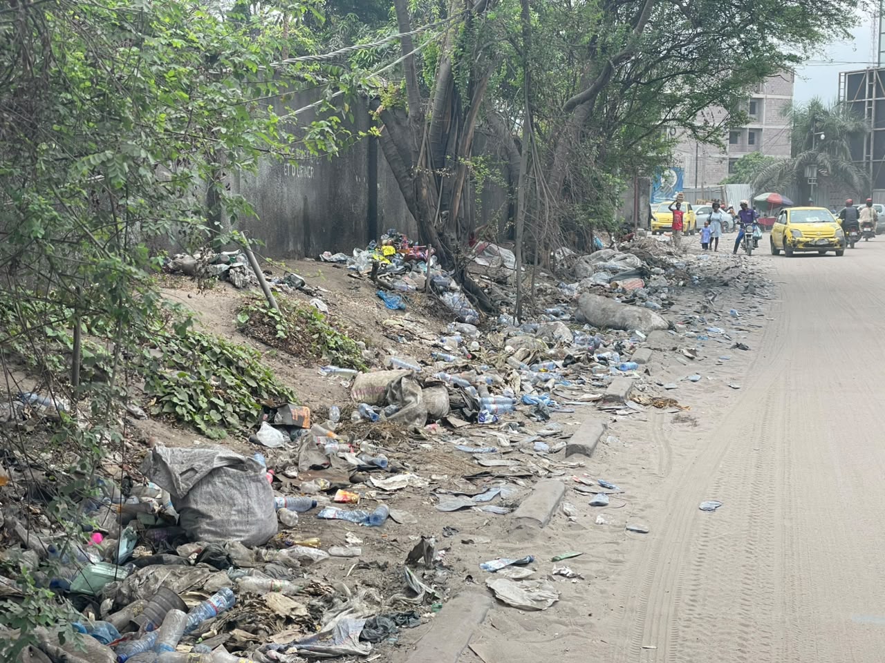 Kinshasa : les chantiers routes salués mais l’insalubrité persiste